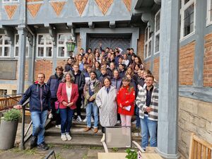 Die Austauschgruppe am THG mit ihren Gästen aus Frankreich und Spanien wurde von der stellvertretenden Bürgermeisterin Frau El Boustami im Rathaus der Stadt Wolfenbüttel sehr freundlich begrüßt – hier beim gemeinsamen Foto auf den Rathaustreppen.