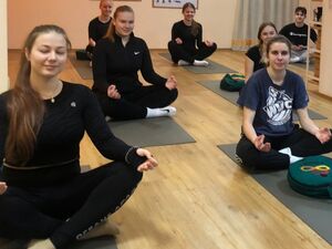 Entspannung pur im Yogastudio, auch man bei einigen Übungen ganz schön ins Schwitzen kam