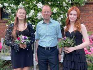 Nele Marken (links) und Linda Weidner (rechts) mit dem Oberstufenkoordinator Volker Fabricius