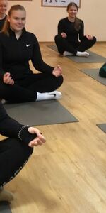 Entspannung pur im Yogastudio, auch man bei einigen Übungen ganz schön ins Schwitzen kam