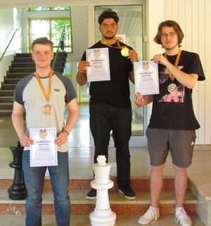 Die Sieger des Turniers: Adam Dogan (Mitte, 1. Platz), Florian Hammer (rechts, 2. Platz) und Dorian Geistefeldt (links, 3. Platz)